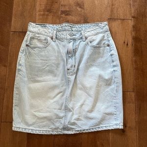 AMERICAN EAGLE LIGHTWASH BLUE JEAN SKIRT
